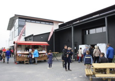 Niet alleen in de kas was het druk, het aardbeienijs van ijsboerderij De Schoonheuvel en de crepes bij de ingang waren goede redenen om even bij de aardbeienkwekerij te blijven plakken.